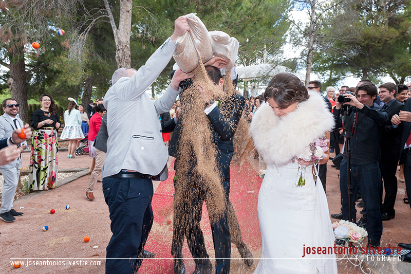 Fotos de boda en Ibi y postboda en Pueblo Acantilado
